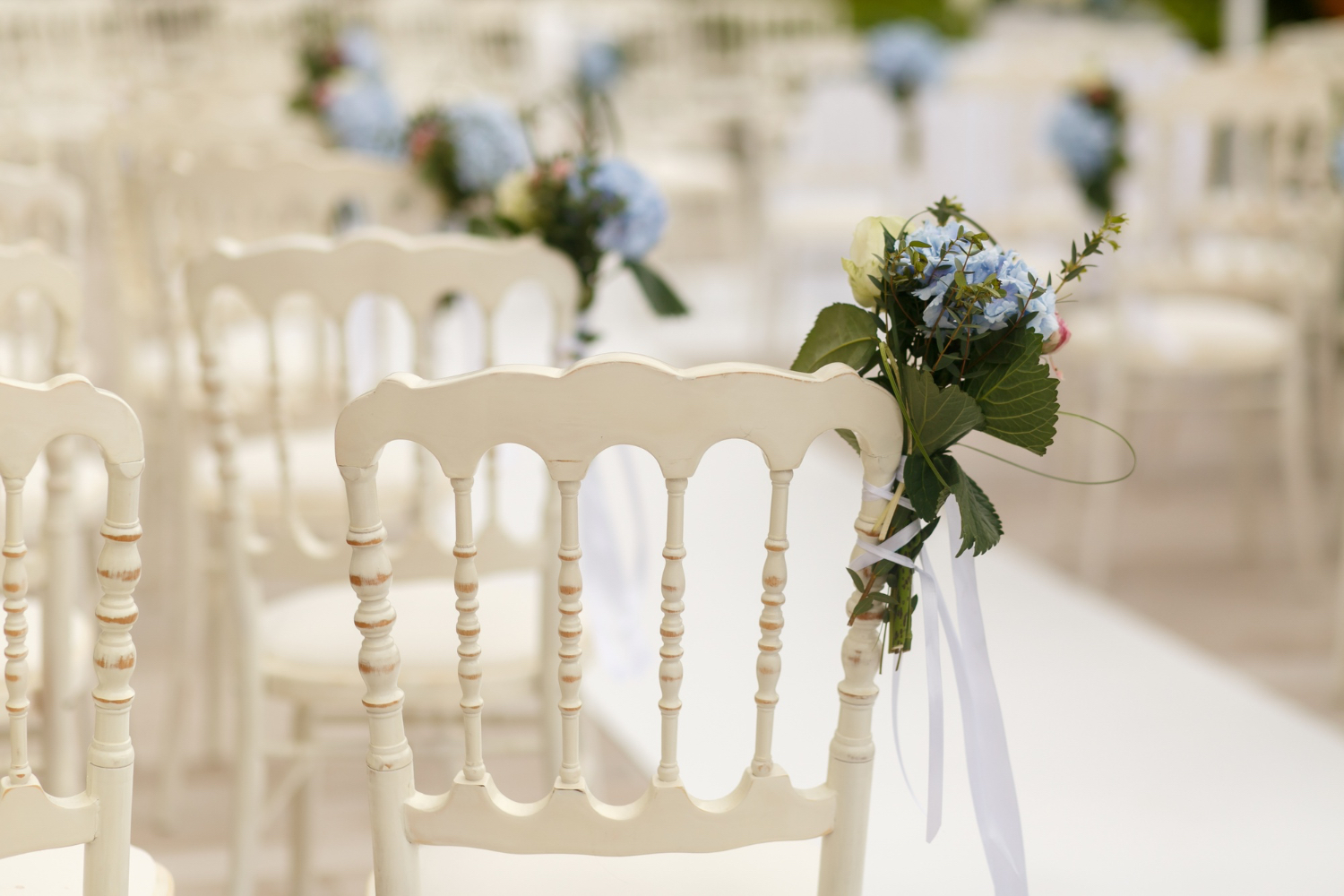 location-mobilier-pierrelatte-jour-j-chaise-napoleon-blanc-ceremonie-repas-mariage-evenement-decoration